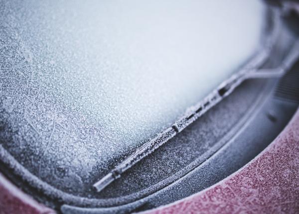 trucul simplu care te scapa de gheata pe parbriz adio racleta solutia banala care functioneaza instant