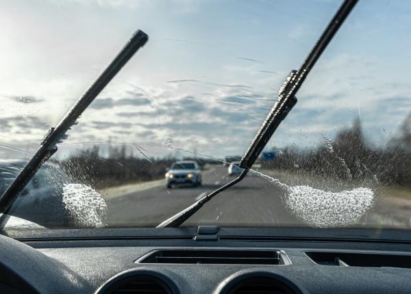 5 trucuri pentru a preveni inghetarea stergatoarelor si oglinzilor masinii iarna