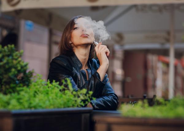 milano interzice fumatul in aer liber cine fumeaza primeste amenda de 240 de euro