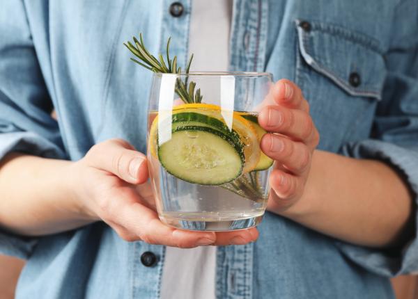 apa detoxifianta dupa sarbatori curata ficatul si topeste grasimea multe femei adora aceasta reteta apa detoxifianta dupa sarbatori curata ficatul si topeste grasimea multe femei adora aceasta reteta