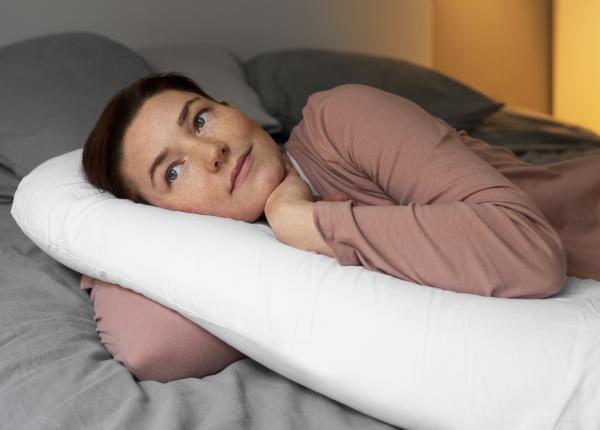 de ce ne napadesc gandurile inainte de a adormi trucul simplu care ne curata mintea