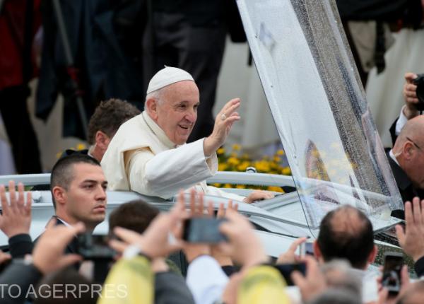 papa francisc a cazut si a suferit o contuzie la antebrat