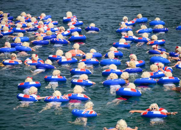 sute de persoane deghizate in marilyn monroe s au aruncat in ocean pentru bolnavii de cancer