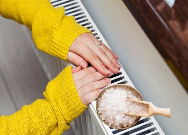 de ce sa pui un bol cu sare pe calorifer trucul care te salveaza in noptile de iarna