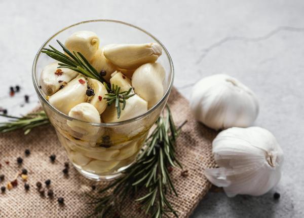 fierbe un usturoi si bea infuzia inainte de culcare