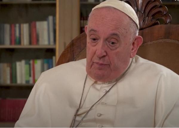 papa francisc in continuare in stare critica