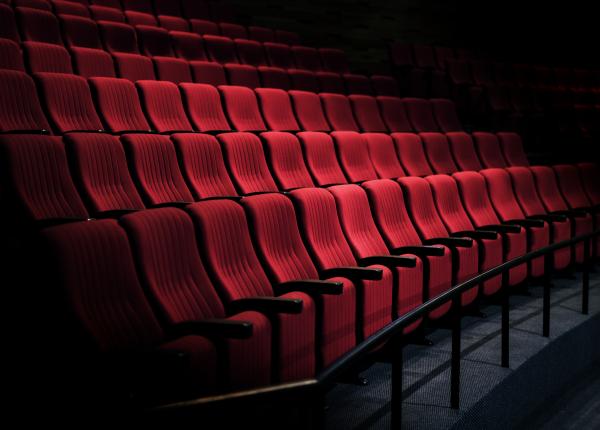de ce scaunele de la cinematograf sunt rosii impactul culorii asupra creierului de ce scaunele de la cinematograf sunt rosii impactul culorii asupra creierului