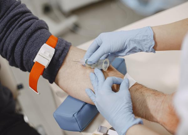 persoanele cu matreata sunt sfatuite sa consulte un medic pentru un posibil test de sange persoanele cu matreata sunt sfatuite sa consulte un medic pentru un posibil test de sange