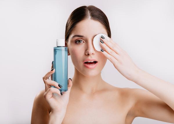 apa micelara trebuie clatita sau nu adevarul dermatologilor ai folosit o gresit pana acum apa micelara trebuie clatita sau nu adevarul dermatologilor ai folosit o gresit pana acum