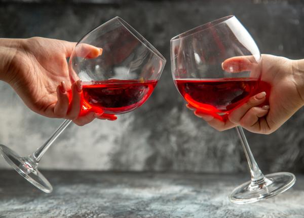de ce nu trebuie sa tii niciodata paharul de vin de cupa igiena si eticheta de ce nu trebuie sa tii niciodata paharul de vin de cupa igiena si eticheta