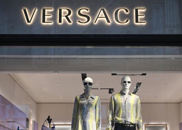 prada cumpara versace si promite o revolutie made in italy dupa 6 ani in exil american