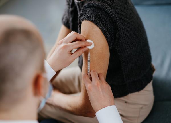administrarea ambelor doze de vaccin in acelasi brat declanseaza un raspuns imunitar mai rapid studiu administrarea ambelor doze de vaccin in acelasi brat declanseaza un raspuns imunitar mai rapid studiu