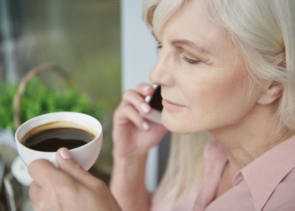 consumul a patru cesti de cafea pe zi ar putea contribui la un proces de imbatranire mai sanatos