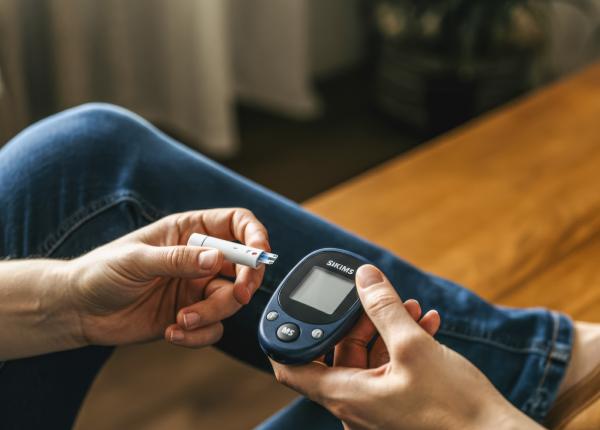 dispozitivul care poate depista diabetul inainte sa apara nu e nevoie de ace sau analize