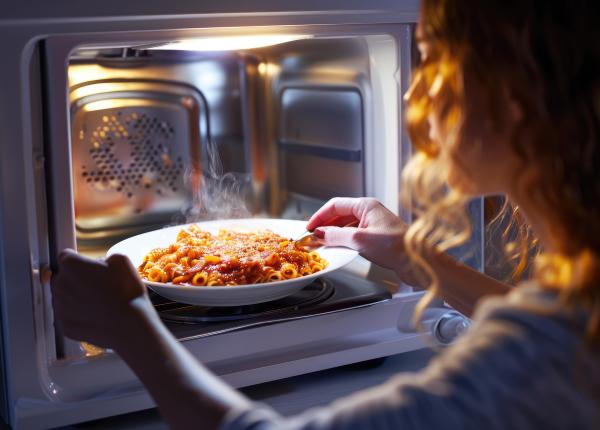 pui mancarea cuptorul cu microunde microunde greseala care iti poate afecta sanatatea pe termen lung