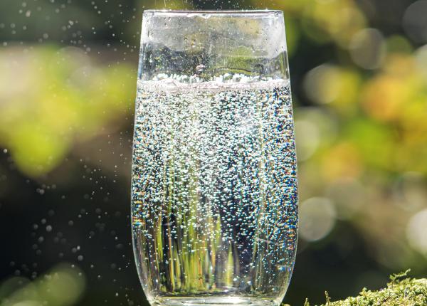 ce trebuie sa stii daca bei apa minerala cui nu ii este indicata apa minerala