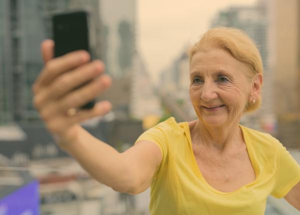 nu o sa crezi ce pot face varstnicii cu un simplu telefon un truc banal le schimba viata nu o sa crezi ce pot face varstnicii cu un simplu telefon un truc banal le schimba viata