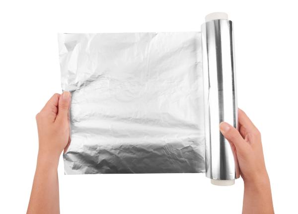 de ce sa pui folie de aluminiu pe geamuri vara un truc simplu pentru a te racori in zilele caniculare