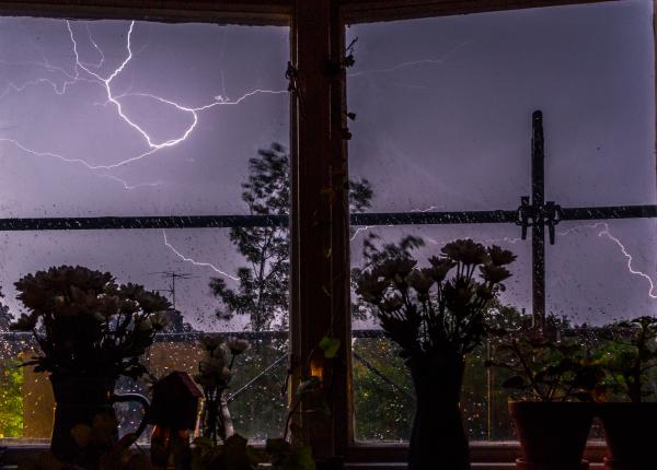 ce se intampla daca lasi geamul deschis in timpul furtunii de ce sa nu mai faci asta niciodata