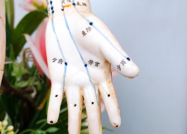 punctul de pe mana care iti calmeaza instant durerea de cap