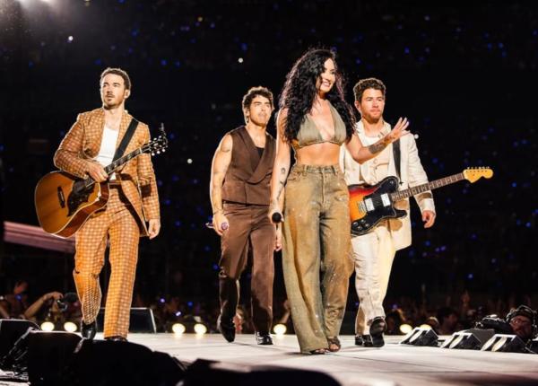 demi lovato s a intors pe scena dupa 3 avc infarct supradoza si un diagnostic gresit video demi lovato s a intors pe scena dupa 3 avc infarct supradoza si un diagnostic gresit video