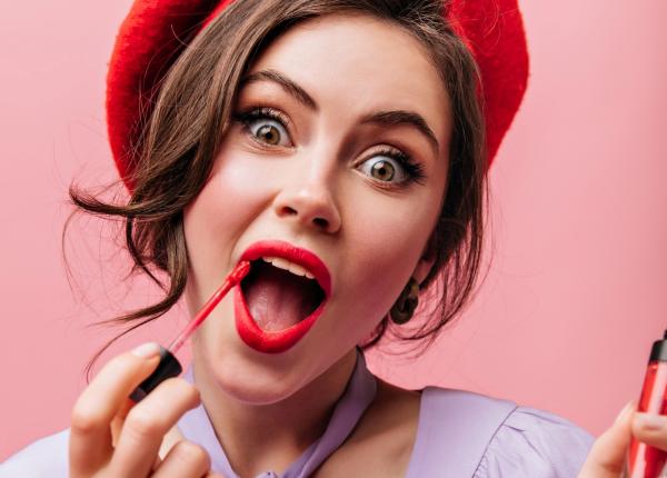 trucul genial care face rujul sa reziste ore intregi pudra translucida secretul make up artistilor trucul genial care face rujul sa reziste ore intregi pudra translucida secretul make up artistilor