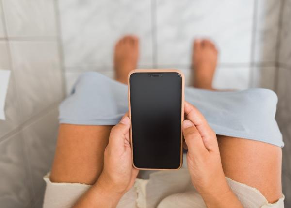 utilizarea telefonului pe toaleta creste riscul de a dezvolta hemoroizi