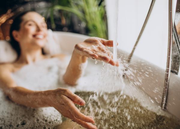 4 motive sa faci un dus fierbinte