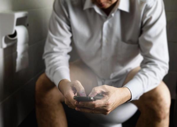 7 afectiuni medicale grave pe care le faci daca utilizezi telefonul la toaleta
