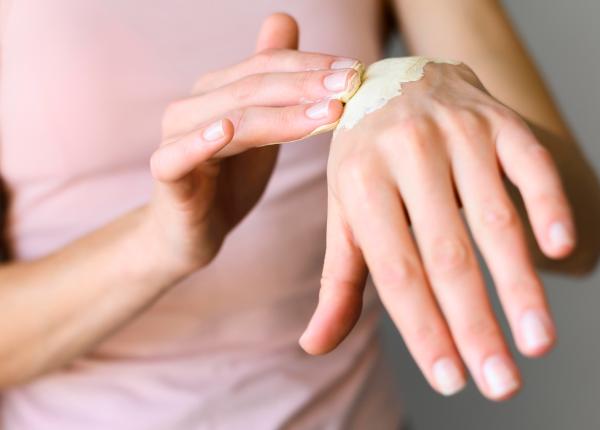cum sa iti protejezi pielea toamna si iarna 7 trucuri recomandate de dermatologi cum sa iti protejezi pielea toamna si iarna 7 trucuri recomandate de dermatologi