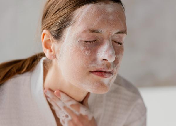 cat de des ar trebui sa te speli pe fata dermatologii dezvaluie greseala pe care o facem