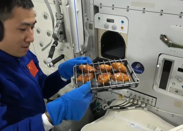 astronautii chinezi au gatit primul gratar din lume in spatiu cu aripi de pui si friptura de vita