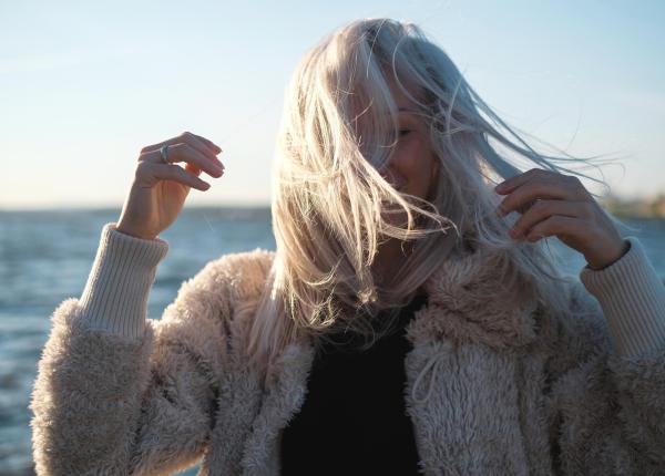 cum previi parul electrizat si uscat de la frig si caciula