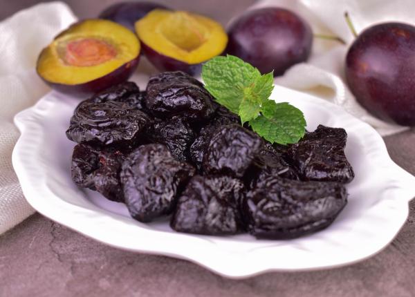 5 motive sa mananci prune uscate si cum sa le consumi corect