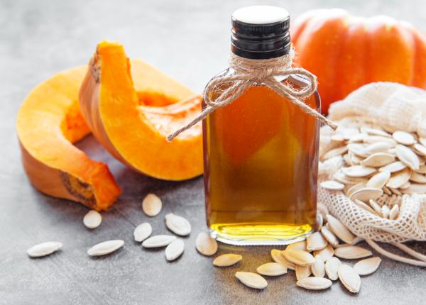 uleiul de seminte de dovleac secretul natural care poate opri caderea parului