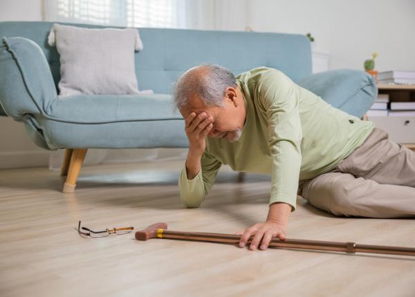 crestere alarmanta a deceselor cauzate de cazaturi la seniori medicamentele prescrise ar putea fi vinovate