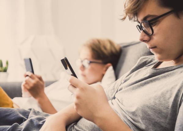 adolescentii care detin un smartphone mai predispusi la depresie obezitate si somn insuficient