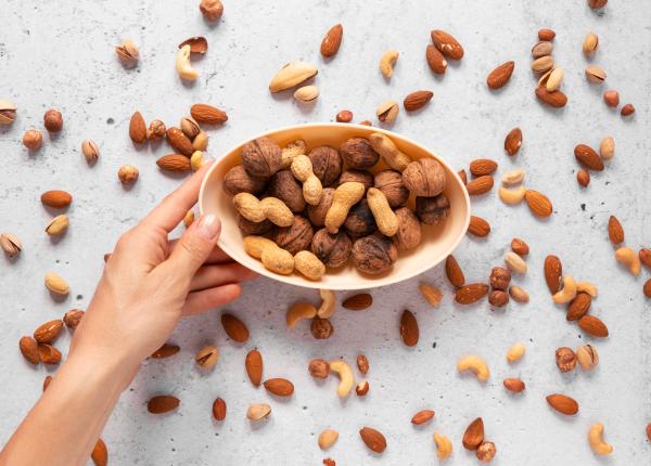 doua maini de alune pe zi iti imbunatatesc memoria in doar 4 luni