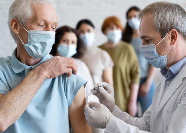 vaccinuri recomandate pentru persoanele peste 60 de ani dr mihaltan s ar opri acel cerc vicios bunic copil bolnav