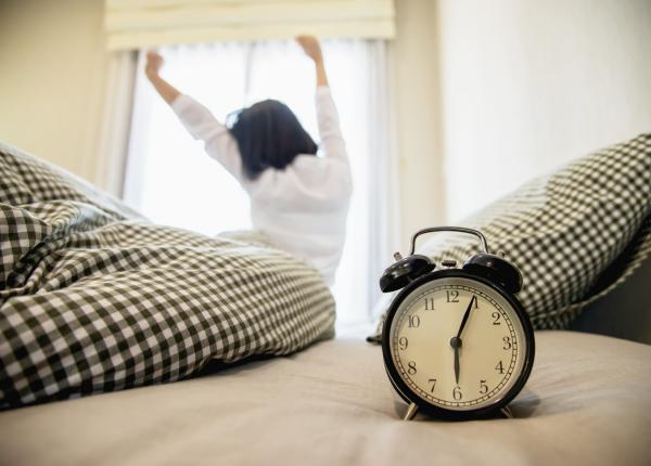 de ce te trezesti inainte sa sune alarma