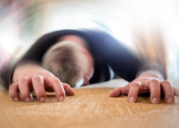 lipotimie simptome si cauze ce sa faci imediat daca simti ca lesini sau vezi pe cineva ca lesina