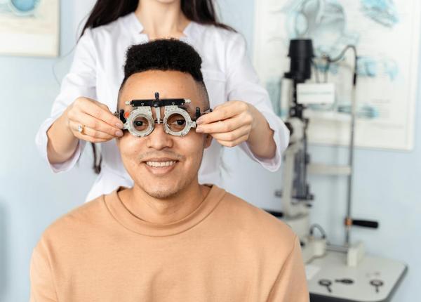 cat conteaza schimbarea ochelarilor de vedere si cand sa alegi reparatii pentru ochelarii vechi