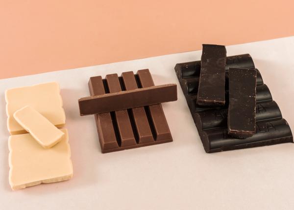 care e diferenta dintre ciocolata neagra ciocolata cu lapte si ciocolata alba