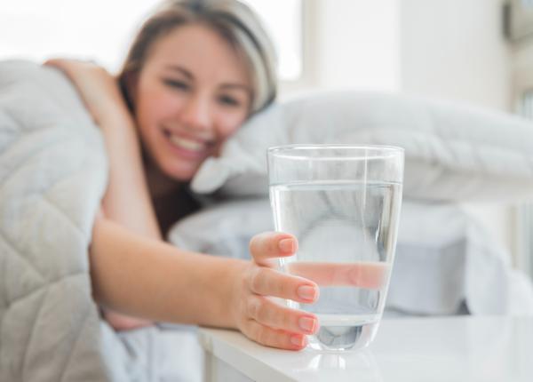 de ce sa bei apa imediat dupa ce te trezesti