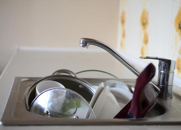 pune sare in chiuveta seara si las o pana dimineata rezultatul te va uimi