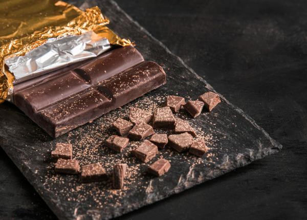 de ce ar trebui sa mananci ciocolata neagra legatura cu tensiunea si colesterolul