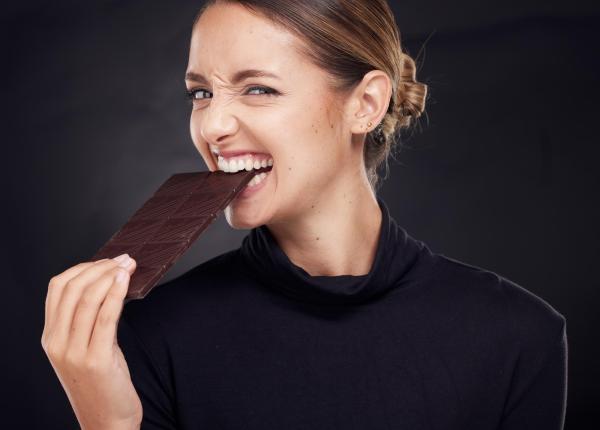 ciocolata neagra mai mult decat un desert legatura surprinzatoare cu longevitatea