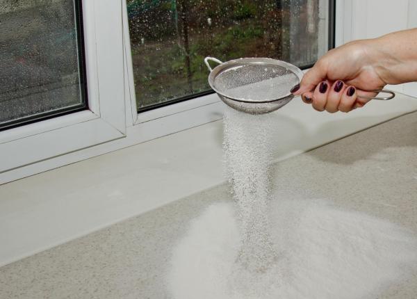 de ce pun unii oameni sare langa fereastra ce spune stiinta despre acest obicei