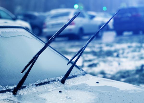 de ce sa ridici stergatoarele masinii pe timpul iernii