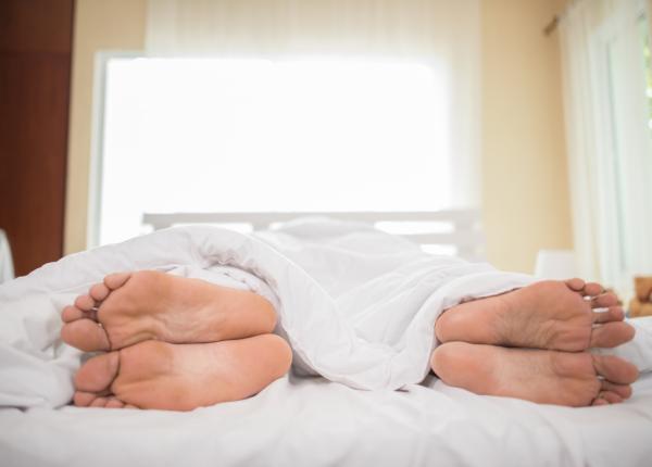 de ce multi oameni dorm acoperiti dar cu picioarele descoperite